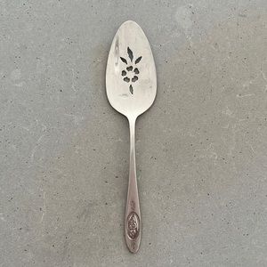 Oneida deluxe stainless pierced pie server